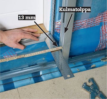 Käyttöullakko: Kulmatolpan kiinnittäminen Käyttöullakko: Aseta suorakulmain karmia vasten ja tue se reunaprofiiliin